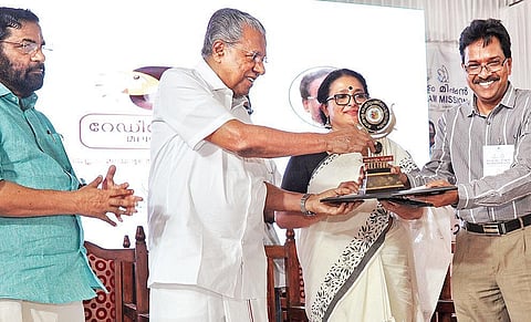 ICFOSS chief and CEO of Kerala IT Parks Sasi P M receiving the Bhasha Pratibha Puraskaram from Chief Minister Pinarayi Vijayanm. (Photo | EPS)