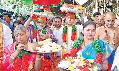 TTD Chairman YV Subba Reddy and Executive Officer Anil Kumar Singhal offering Pattu Vastrams to Kalahasteeswara temple at Srikalahasti on Sunday. (Photo | EPS)