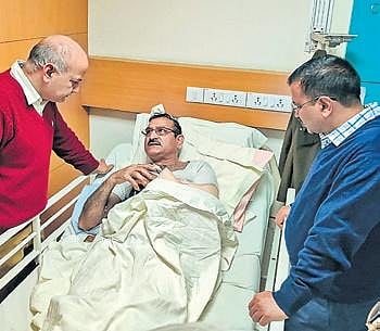 CM Arvind Kejriwal, deputy CM Manish Sisodia speak to an injured man. (Photo | Twitter)
