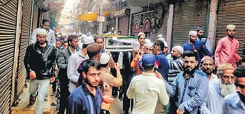 Neighbours and family members of Ishteyaque leave for burial. (Photo | EPS)