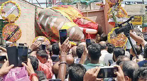 The procession carrying the carcass of Guruvayur Padmanabhan halted at Patturaickal in Thrissur for public to pay their last respects