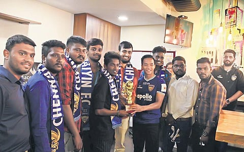 Lallianzuala Chhangte (C) felicitating the winners of Futsal 2020 on Monday