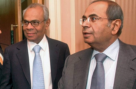 Gopichand Hinduja (right) with his brother Srichand Hinduja. 