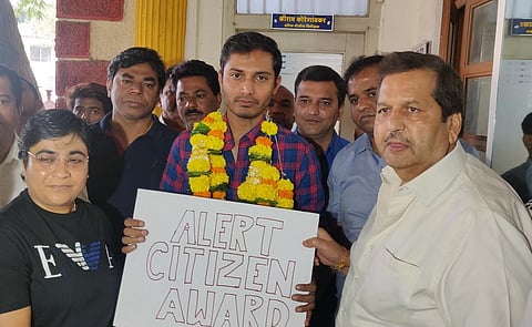 Cab driver Rohit Gaur was conferred 'Alert Citizenship Award' by Mumbai BJP Chief. (Photo | ANI)