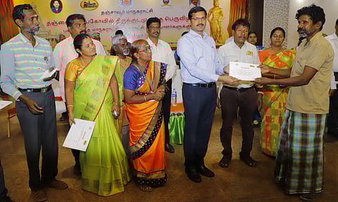 Collector M Govinda Rao handed over Rs 1000 to each of the workers and a certificate of appreciation.