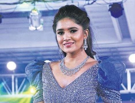 ‘Oh my Kadavule,’ says realtor after losing mobile number to Vani Bhojan 