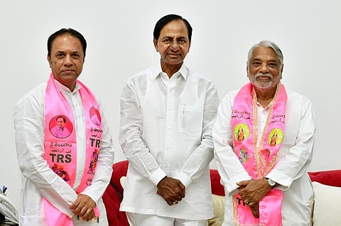 Telangana CM with Keshava Rao (right) and K R Suresh Reddy. (Photo | Express)