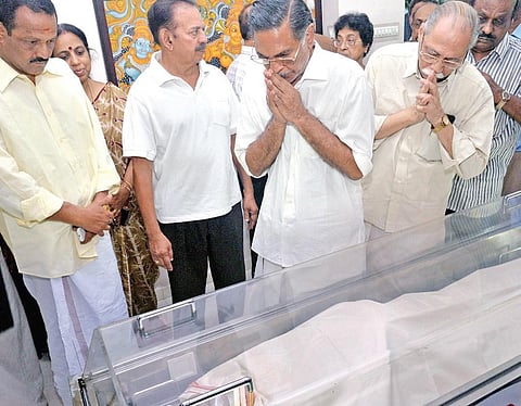 Poet V Madhusoodanan Nair paying tribute to Puthussery Ramachandran at his residence in Thiruvananthapuram on Saturday | Vincent Pulickal