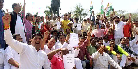 Congress party activists shout slogans during a protest against arresting of Digvijay Singh in Bengaluru and demanding to release their party MLAs, in Bhopal. (Photo| PTI)
