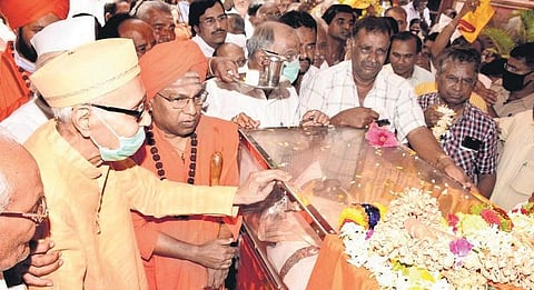 Poet Chennaveera Kanavi and others pay their last respects to Patil Puttappa in Dharwad on Tuesday | Express