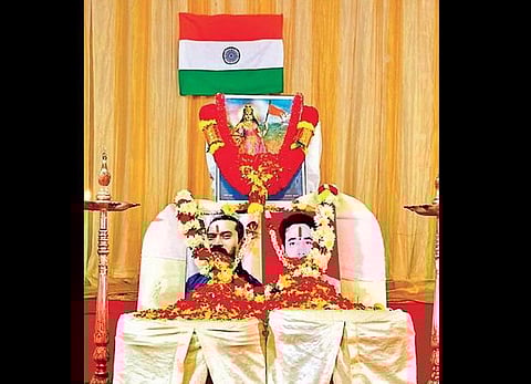 People paid floral tributes to the portraits of the two slain Delhi policemen, in Bengaluru on Sunday | EXPESS