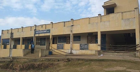 The government Mannavanur higher secondary school without a boundary wall. (Photo: EPS)