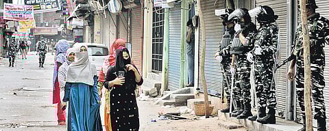 Security personnel keep watch as residents step out to buy essential goods in Shaheen Bagh; (Below) A view of a wholesale market in Ghaziabad. (Photo | Parveen Negi, EPS)