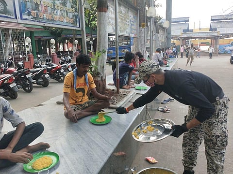 Assam police feeds the homeless  amid lockdown. (Photo| EPS)