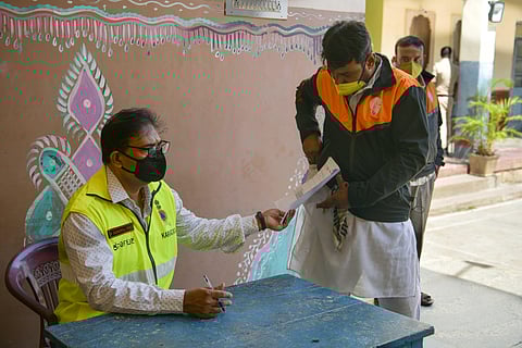 Long queues outside Rani Sarala Devi School near Ashoka Pillar by all delivery people to get their respective pass to function during the 21 day lockdown period in Bengaluru on Friday. (Photo | Meghana Sastry/EPS)