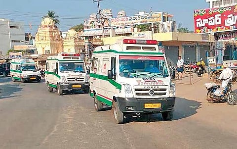 Suspected coronavirus patients being moved to a quarantine facility in Macherla of Guntur district on Sunday (Photo | Ravindra Babu, EPS)