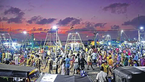 Despite low prices, few customers are visiting Kasimedu, the biggest fishmarket in Chennai. Most of the people seen in this picture are fishermen and sellers (Photo| EPS/shiba Prasad sahu)