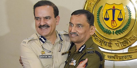 Senior IPS officer Param Bir Singh being felicitated by outgoing Mumbai Police Commissioner Sanjay Barve as he takes charge from the latter. (File photo| PTI)