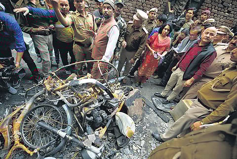 Deputy Chief Minister Manish Sisodia visits Shiv Vihar in northeast Delhi to assess the damage caused in the area due to the riots. (Photo | EPS)