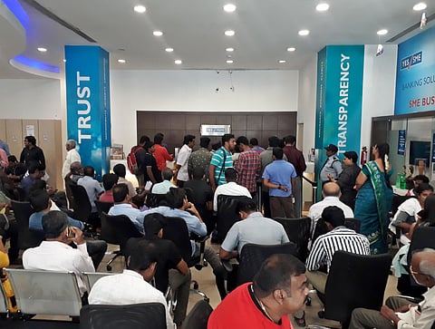 Yes Bank branch at Chennai's Nungambakkam seen crowded with customers on Friday. (Photo | Ashwin Prasath, EPS)