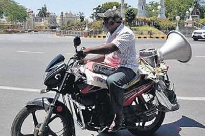 Ramachari, a town crier, at work in Mysuru on Tuesday | Udayshankar S