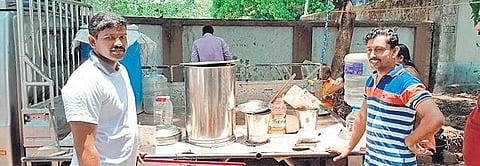 Mahesh(R) and an aide with the food prepared for drivers at the former’s house at Kaichoondimukku in Alappuzha on Thursday | EXPRESS
