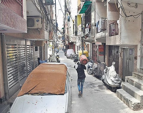 A vendor arrives to deliver LPG cylinder to a consumer at West Vinod Nagar | parveen negi
