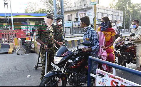 Andhra Pradesh Guntur urban police questioning public moving in Guntur city even during complete lockdown of Guntur district on Sunday (Photo | EPS)