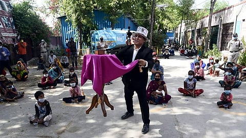 Raj Kumar performs stunts at a government school which is temporarily sheltering migrant labourers at New Delhi's Lajpat Nagar. (Photo | Parveen Negi, EPS)