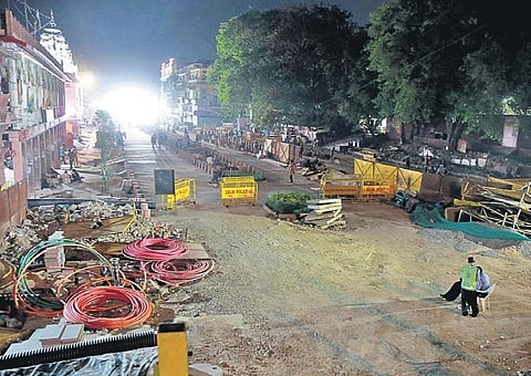 About 1,500-2,000 people were shifted from Chandni Chowk on DTC buses to quarantine facilities and shelter homes | Shekhar yadav