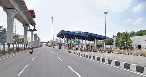 An otherwise congested Electronics City Main Road wears a deserted look during “ the lockdown. (Photo | Nagaraha Gadekal, EPS)