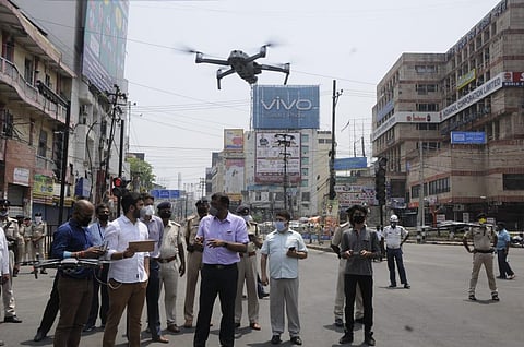 Officials monitoring the lockdown status in Patna. (Photo | EPS)