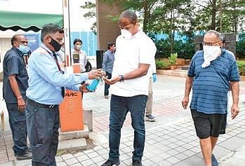 Mayor Bonthu Rammohan visits a gated community in Hyderabad which is under  quarantine