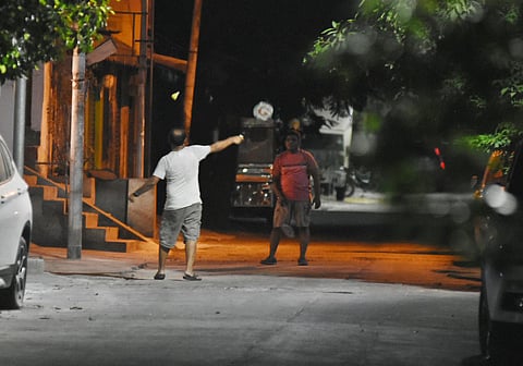 Andhra Pradesh People violating lockdown by playing and walking in the internal streets during in Vijayawada. (Photo | EPS/Ravindra Babu)