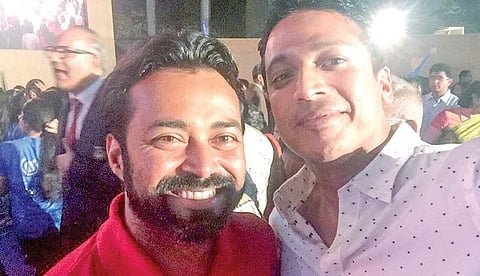 A Leander Paes (L) and Mahesh Bhupathi selfie moment | TWITTER