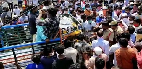 Relatives of Mohammed Ghouse staging a protest at Sattenapalli in Guntur district. (Photo| EPS)