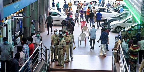 Long queue of people at Kochi's Broadway market to repair and purchase mobile phones and accessories on Sunday. (Photo| A Sanesh, EPS)