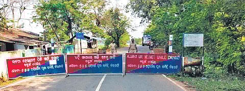 Barricades erected at Andhra Pradesh-Odisha border at Bandhugam to check entry of migrants into Koraput district (File Photo | EPS)