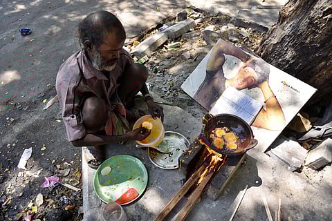 A homeless man in Chennai cooking after the volunteers has stopped giving away food and essetial products. (Photo | R Sathish Babu/EPS)
