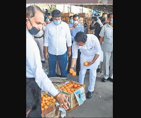 MoS for Home G Kishan Reddy interacts with a fruit vendor at Azadpur Mandi in New Delhi. (Photo | Shekhar Yadav, EPS)
