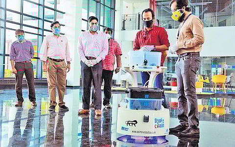 KARMI-Bot, the robot donated by Mohanlal’s ViswaSanthi Foundation. Foundation’s directors Major Ravi and Vinu Krishnan, ASIMOV robotics CEO Jayakrishnan and District Collector S Suhas are also seen