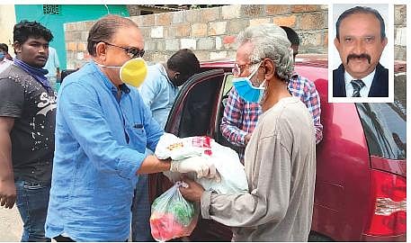 Raghuram Bhat distributes food to the needy in Sanjay Nagar