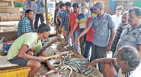 Social distancing norms thrown to wind near Siripur market in Bhubaneswar. (Photo| EPS)