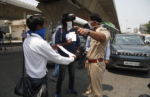 Haryana police try to stop commuters entering from Delhi at Delhi-Badarpur Border in Delhi as Faridabad administration prohibited the entry of commuters on its area on Wednesday. (Photo | Anil Shakya/EPS)