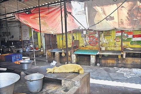 Stalls remain closed at Pallavaram fish market on Sunday | Ashwin prasath