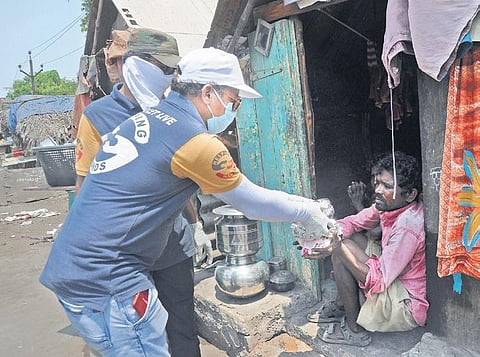 Helping Hands members distribute food to a poor household | Prasant Madugula