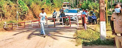 Saradaka checkpoint in Enmakaje panchayat in Kasaragod district closed by Karnataka following the lockdown. (Photo | EPS)