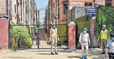 Police personnel stand guard at the quarantine facility at Dwarka sector 16  on Wednesday | Shekhar Yadav