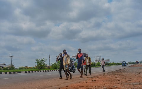 Jharkhand sets up community kitchens on highways for walking migrants