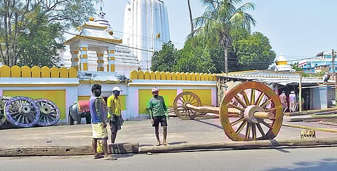 Carpenters inspect the timber to be used in chariot construction | Express